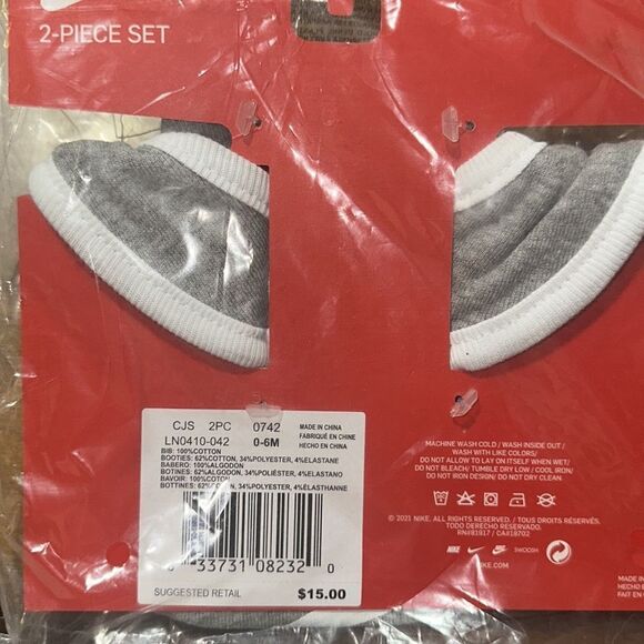 Brand New in wrapper Nike Baby Bib and Booties size 0-6 Months - Picture 2 of 3